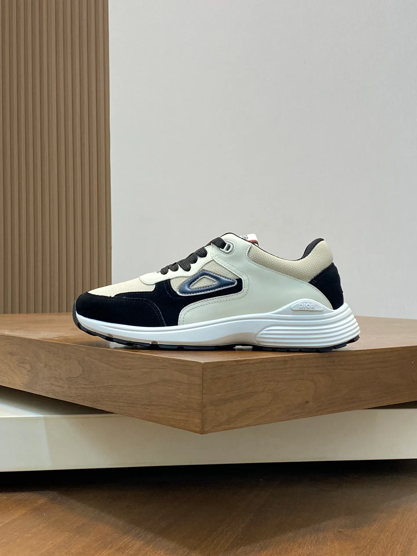 Men's Men's Shoes 💰440 [New Style] 🐦‍⬛🐦‍⬛ Dior Dior low-top series casual sports shoes sneakers original purchase development production production This sports shoe is a classic item. Crafted from Dior Gray cow leather with tonal CD Diamond canvas panels on the sides. The CD Icon-shaped shoelace eyelets are subtle and sophisticated, and the two-tone rubber sole, tongue and heel are all decorated with distinctive details for added sophistication. The padded high-top design makes the shape more refined and improves comfort and support. Fashionable and versatile, it can complement any look.  Exquisite packaging at the delivery counter 🛍📦 ▪️Fabric: Original customized calfskin ▪️Inner lining: Customized breathable lining ▪️Outsole: Original molded TPU combination outsole ▪️Sole thickness: 3CM ▪️Size: Men's size 39-45 (38 45 customized)
